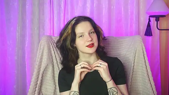 LatinaHuguenin online show from March 12, 7:09 pm