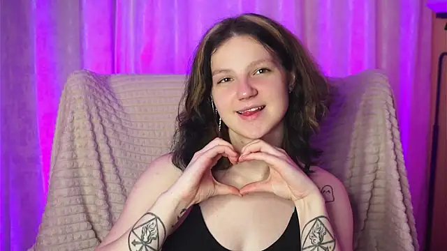 LatinaHuguenin online show from March 18, 7:06 pm