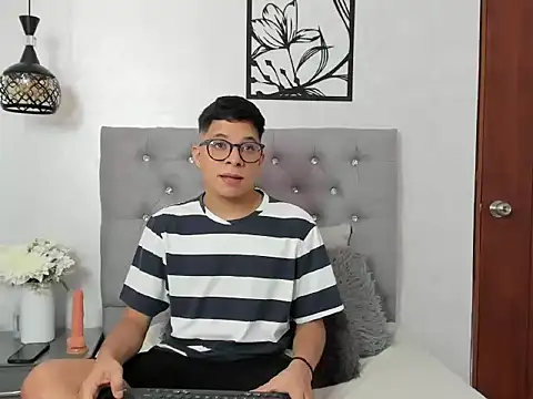 Snapshot of LucaDave_1 chatting on November 11, 6:19 pm LucaDave 1 online show from November 11, 6:19 pm