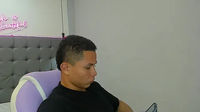 Snapshot of Liams18 chatting on December 20, 2:40 am Liams18 online show from December 20, 2:40 am