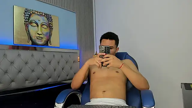 Snapshot of Liams18 chatting on May 22, 3:35 am Liams18 online show from May 22, 3:35 am
