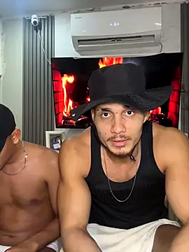 Snapshot of Tonny_2-2cm chatting on November 9, 4:55 am Tonny 2-2cm online show from November 9, 4:55 am