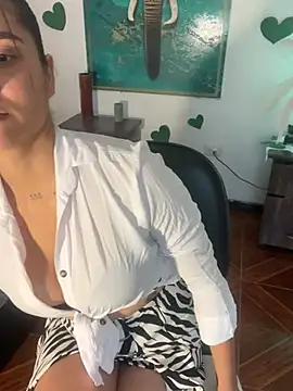 Snapshot of alisaa_jhons1 chatting on February 12, 10:27 pm alisaa jhons1 online show from February 12, 10:27 pm