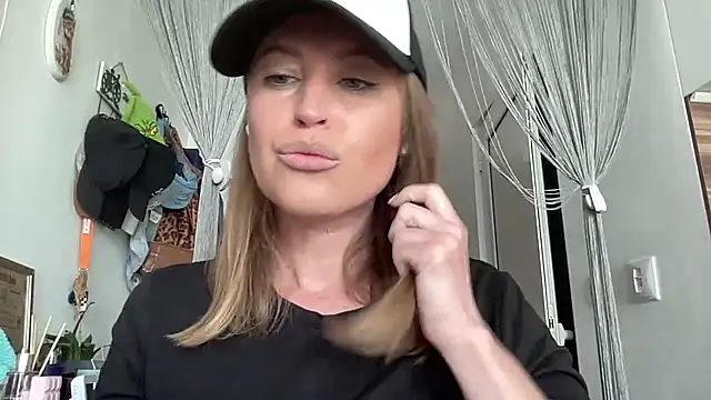 Snapshot of Ameli8 chatting on May 2, 9:58 am Ameli8 online show from May 2, 9:58 am