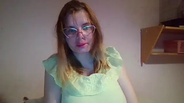 Snapshot of HornyElena chatting on November 13, 7:13 pm HornyElena online show from November 13, 7:13 pm