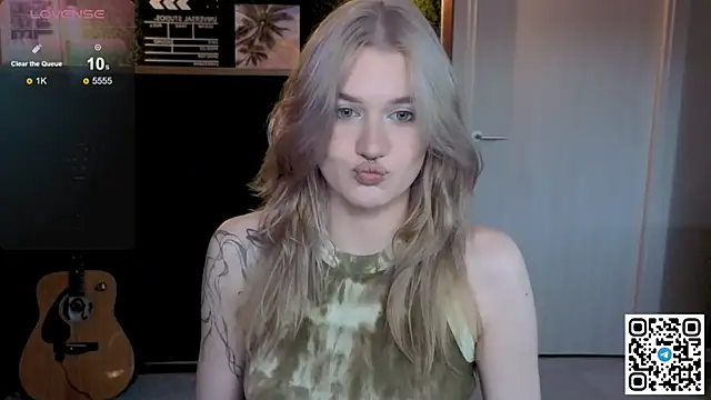 Snapshot of eshleeygreen chatting on June 2, 10:23 pm eshleeygreen online show from June 2, 10:23 pm
