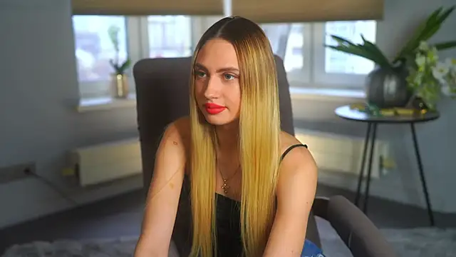 Snapshot of FreidaLerew chatting on November 8, 10:15 am FreidaLerew online show from November 8, 10:15 am