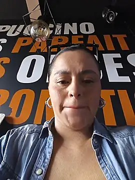 Snapshot of ALEJA__22 chatting on July 12, 6:43 pm ALEJA 22 online show from July 12, 6:43 pm