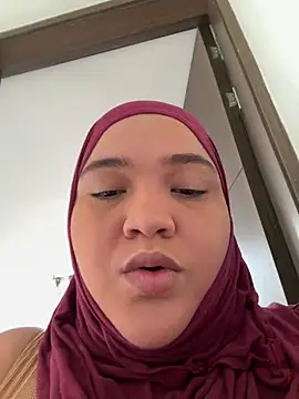 Snapshot of sweetmuslim01 chatting on May 8, 8:03 pm sweetmuslim01 online show from May 8, 8:03 pm