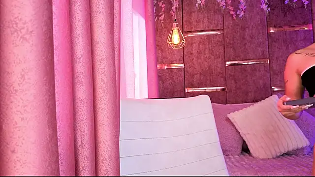 AuroraLanee  online show from November 19, 7:25 pm