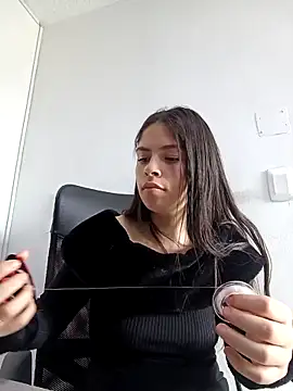 Snapshot of emilygrooe chatting on February 6, 4:32 pm emilygrooe online show from February 6, 4:32 pm