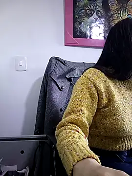 Snapshot of emilygrooe chatting on February 17, 8:37 pm emilygrooe online show from February 17, 8:37 pm