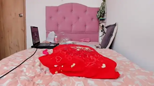 quenn-squirtanal online show from April 5, 5:10 pm