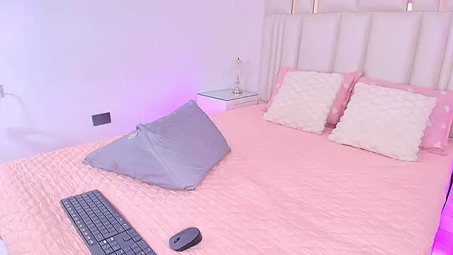 Snapshot of alanarose18 chatting on April 25, 7:22 pm alanarose18 online show from April 25, 7:22 pm