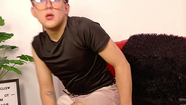 Snapshot of Valentin_X chatting on November 13, 3:38 am Valentin X online show from November 13, 3:38 am