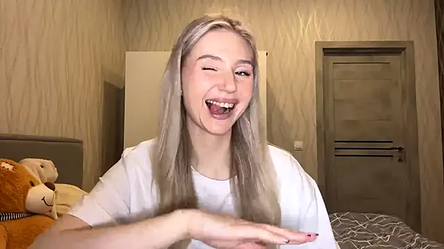 Snapshot of MoonlitCrystalia chatting on November 8, 4:40 pm MoonlitCrystalia online show from November 8, 4:40 pm