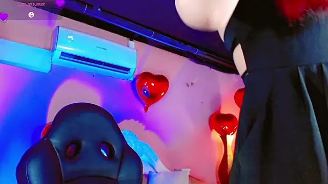 Snapshot of AnnaRouseQueen chatting on February 17, 8:37 pm AnnaRouseQueen online show from February 17, 8:37 pm