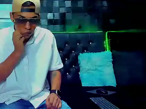 Snapshot of antonycres chatting on November 11, 12:16 pm antonycres online show from November 11, 12:16 pm