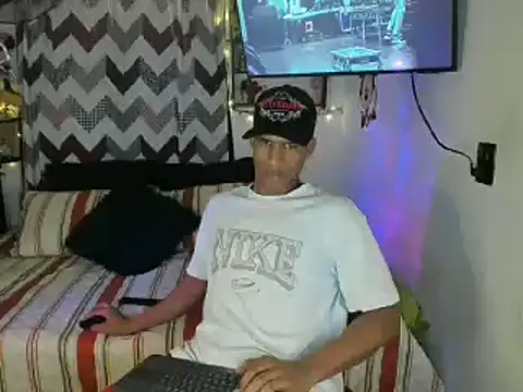 Snapshot of JUANBIGCOCK21CM chatting on May 25, 9:32 pm JUANBIGCOCK21CM online show from May 25, 9:32 pm