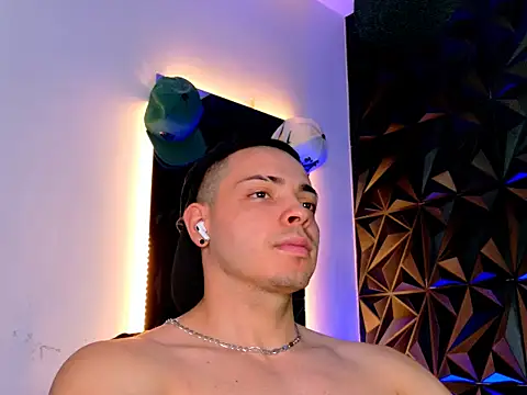 Snapshot of Maxwell_Dupont chatting on November 13, 8:41 pm Maxwell Dupont online show from November 13, 8:41 pm