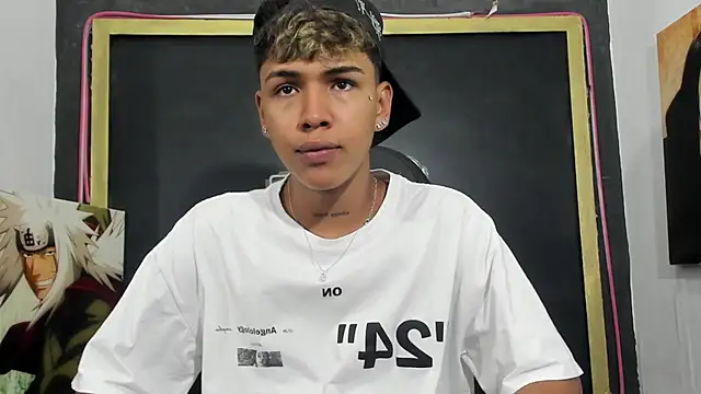 Snapshot of Timmy_Kiing_ chatting on December 18, 9:32 pm Timmy Kiing online show from December 18, 9:32 pm