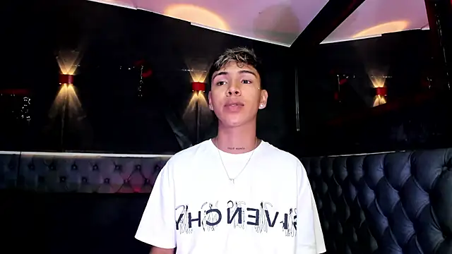 Snapshot of Timmy_Kiing_ chatting on December 22, 11:57 pm Timmy Kiing online show from December 22, 11:57 pm