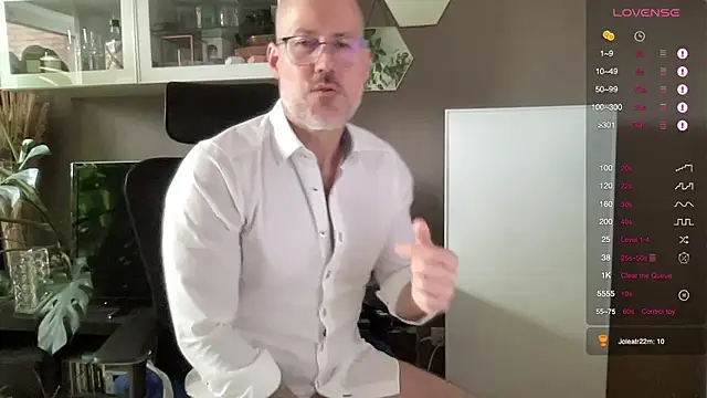 Snapshot of the_new_fit_rubinho chatting on March 24, 8:30 am the new fit rubinho online show from March 24, 8:30 am