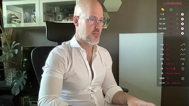 Snapshot of the_new_fit_rubinho chatting on April 8, 7:08 am the new fit rubinho online show from April 8, 7:08 am