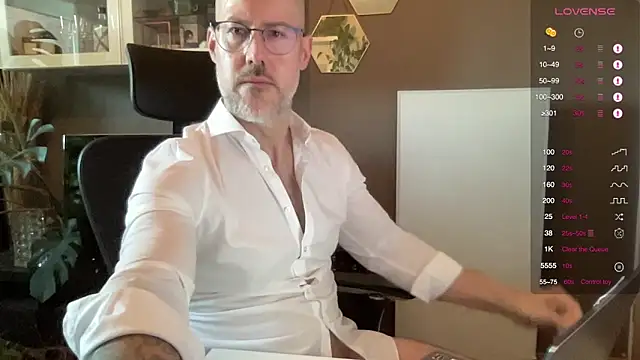 Snapshot of the_new_fit_rubinho chatting on April 9, 6:02 am the new fit rubinho online show from April 9, 6:02 am