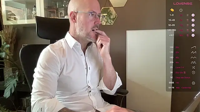 Snapshot of the_new_fit_rubinho chatting on April 13, 8:31 am the new fit rubinho online show from April 13, 8:31 am