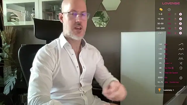Snapshot of the_new_fit_rubinho chatting on April 17, 7:22 am the new fit rubinho online show from April 17, 7:22 am