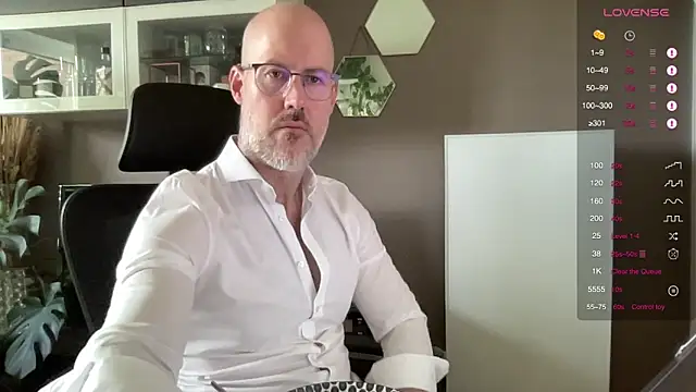Snapshot of the_new_fit_rubinho chatting on May 7, 7:36 am the new fit rubinho online show from May 7, 7:36 am