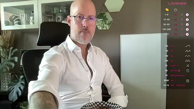 Snapshot of the_new_fit_rubinho chatting on May 21, 7:48 am the new fit rubinho online show from May 21, 7:48 am
