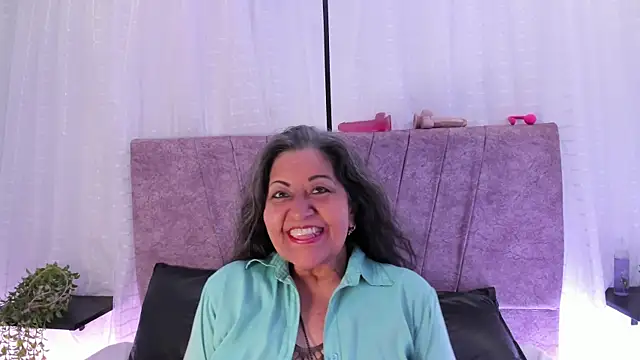 Victoriaa Anderson online show from April 16, 1:45 pm