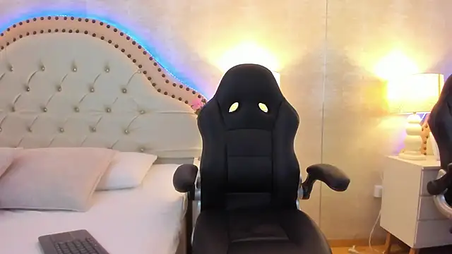 EllaEvanz online show from December 4, 6:27 pm