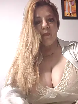 Snapshot of karlaanqui1 chatting on April 29, 9:35 am karlaanqui1 online show from April 29, 9:35 am