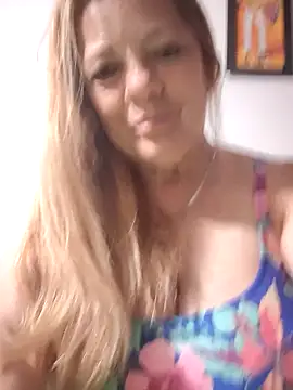 Snapshot of karlaanqui1 chatting on May 17, 10:33 am karlaanqui1 online show from May 17, 10:33 am