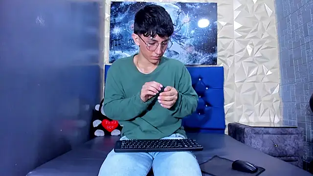 Snapshot of ElanGiraldo chatting on April 18, 9:48 pm ElanGiraldo online show from April 18, 9:48 pm