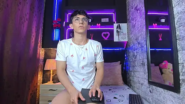 Snapshot of ElanGiraldo chatting on August 9, 10:15 pm ElanGiraldo online show from August 9, 10:15 pm