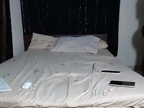 Snapshot of WettLyn chatting on November 13, 12:20 am WettLyn online show from November 13, 12:20 am