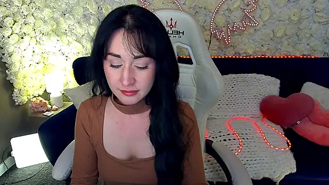 Snapshot of CarolinaaFoxyyy chatting on April 10, 12:43 pm CarolinaaFoxyyy online show from April 10, 12:43 pm