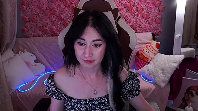 Snapshot of CarolinaaFoxyyy chatting on May 20, 6:47 pm CarolinaaFoxyyy online show from May 20, 6:47 pm