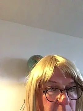 simone xdressing online show from December 15, 2:05 pm