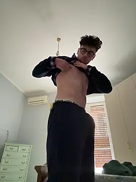 Snapshot of simeonehivd chatting on December 20, 12:56 pm simeonehivd online show from December 20, 12:56 pm