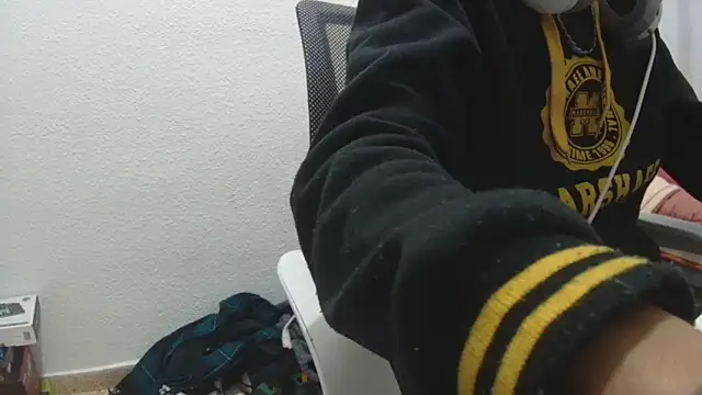 Snapshot of Calavera2001 chatting on December 21, 4:03 pm Calavera2001 online show from December 21, 4:03 pm