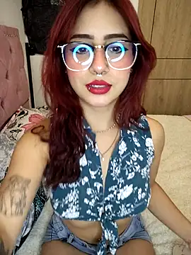 Snapshot of Sarah_Lark- chatting on November 12, 1:06 am Sarah Lark- online show from November 12, 1:06 am