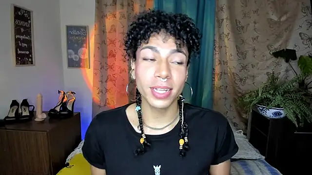 Snapshot of Angel_White25 chatting on April 29, 10:05 pm Angel White25 online show from April 29, 10:05 pm