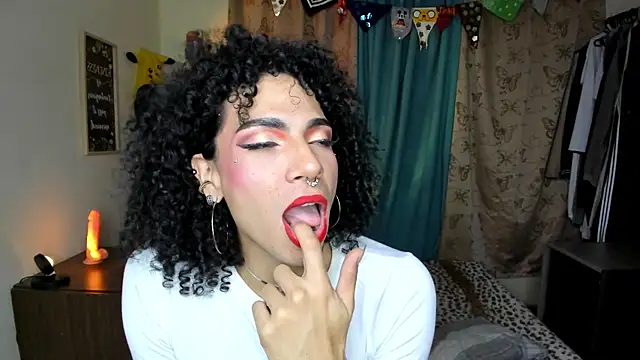 Snapshot of Angel_White25 chatting on June 21, 4:04 am Angel White25 online show from June 21, 4:04 am