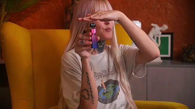 Snapshot of IsauraGarratt chatting on November 13, 12:15 pm IsauraGarratt online show from November 13, 12:15 pm