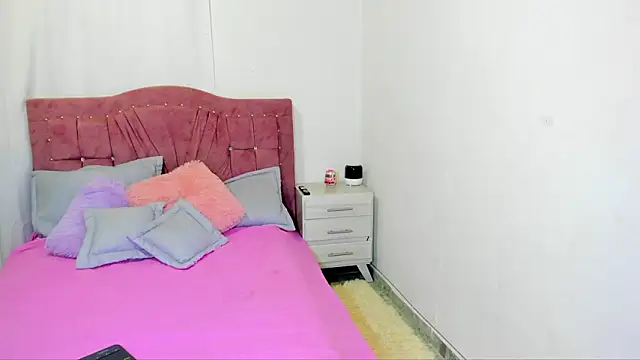 yourlatina emely online show from March 5, 8:49 pm